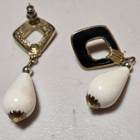 VTG 60s Gold Tone &Black Enamel White Tear Drops Earrings 14 - Picture 2 of 3
